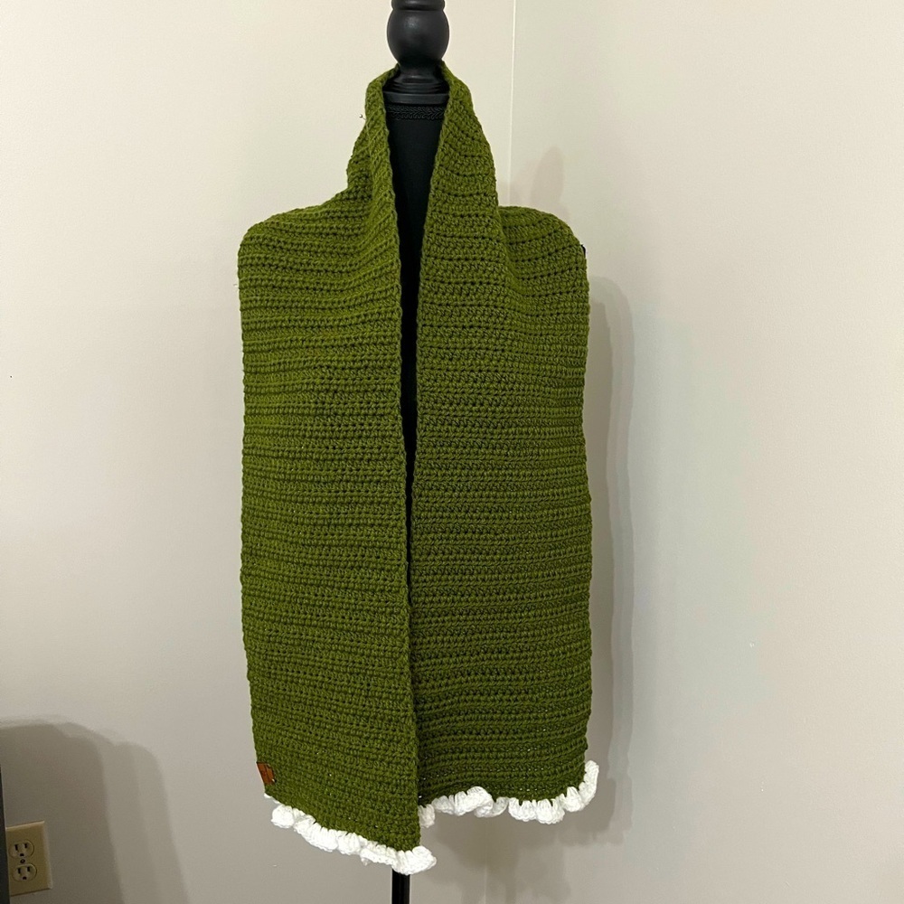 NWT KNANA KNOTS. Crochet scarf, forest green with white ruffle ends